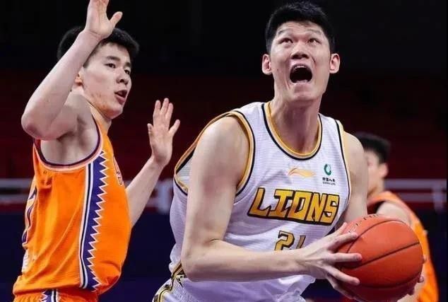 此时萧老太太心中怒骂：我都快让萧氏集团的未来愁死了，你还在这想王云飞那个狗杂碎？真是气煞我也。
